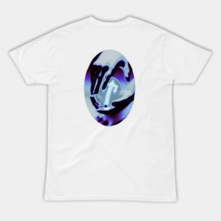 T-shirt-bianca-di-Trapstar-nelle-tue-mani